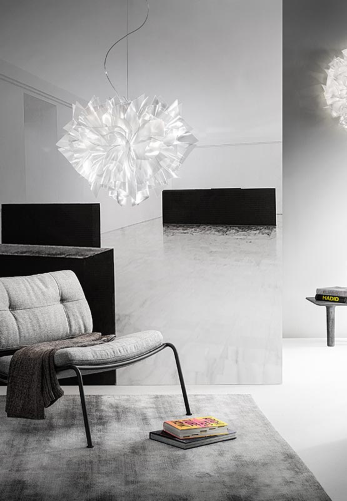 Slamp Veli Suspension White - Lampada da soffitto di design realizzata a mano. Collezione ispirata alle morbide pieghe del mondo sartoriale.