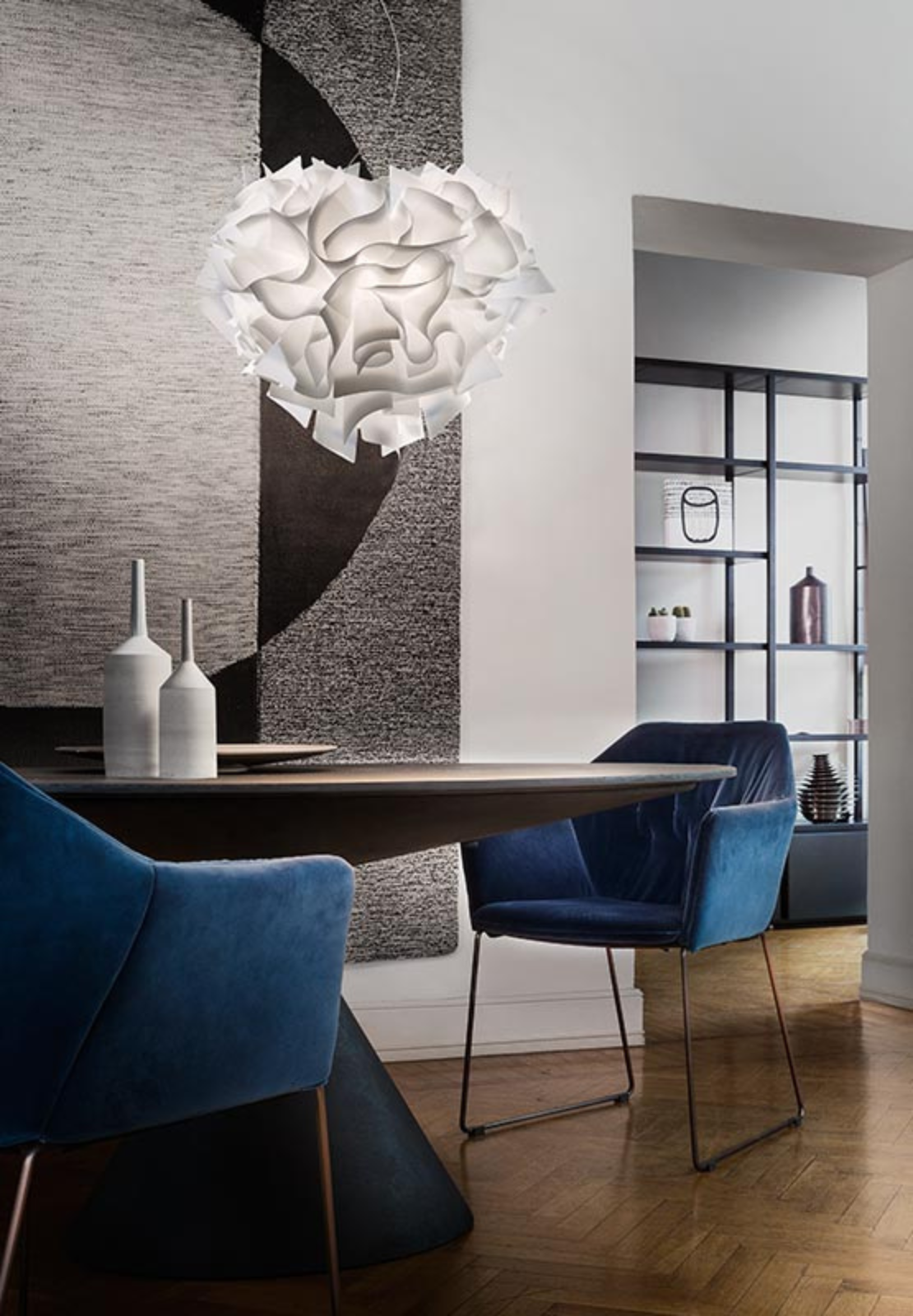 Slamp Veli Suspension White - Lampada da soffitto di design realizzata a mano. Collezione ispirata alle morbide pieghe del mondo sartoriale.