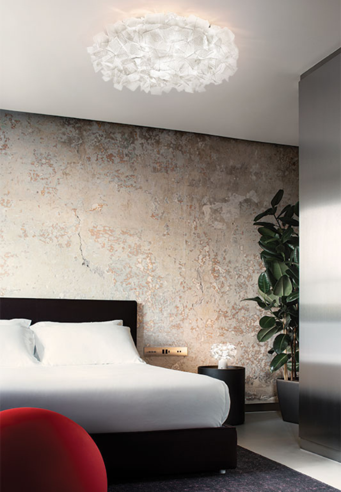 Slamp Veli Ceiling/wall White - Lampada da parete o soffitto di design realizzata a mano dalle forme avvolgenti e sinuose. Taglia Medium.